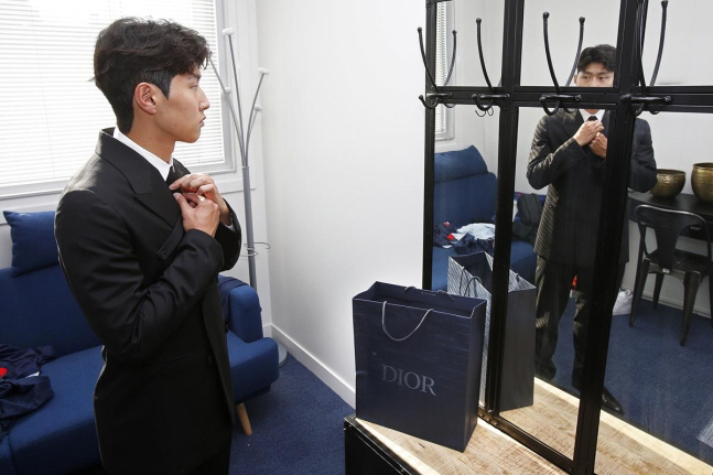 [오피셜]태극기 든 KING 이강인, '프랑스 명가' PSG 공식 입단 …