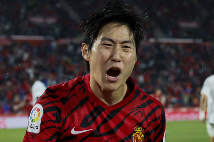 PSG 입단 '뉴 파리지앵' 이강인의 당찬 자기소개 "난 볼을 다룰 줄 …