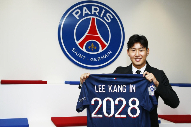 PSG 입단 '뉴 파리지앵' 이강인의 당찬 자기소개 "난 볼을 다룰 줄 …