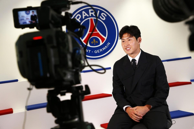 PSG 입단 '뉴 파리지앵' 이강인의 당찬 자기소개 "난 볼을 다룰 줄 …