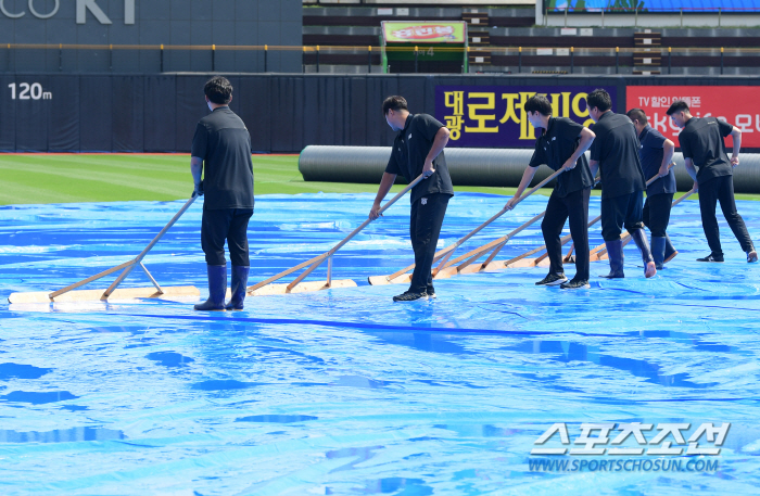 4시간 전부터 기다린 KIA팬들 마음 헤아렸나. 수원 KT위즈파크 해 떴…