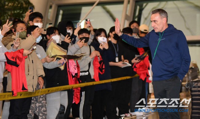 [오피셜]한국 16강 이끈 '벤버지' 벤투 감독, UAE와 '3년계약' …