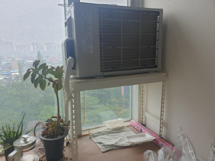 "집이 너무 더워서 살 수가 없어"…방 안에 실외기 설치한 에어컨 기사
