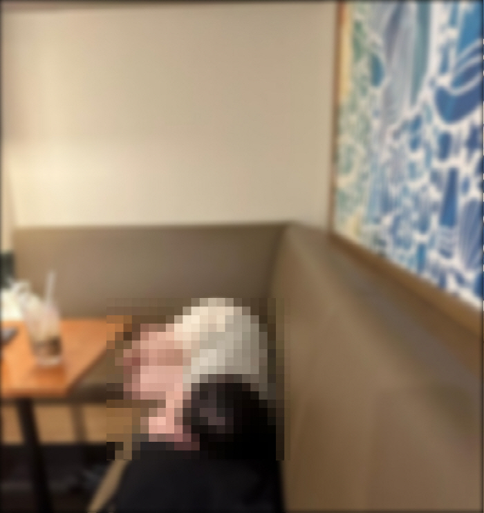 카페 소파 위 맨발로 벌러덩 누운 女…직원 제지하니 "미친X 잡아서 죽여…