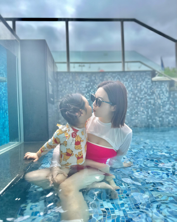 '오상진♥' 김소영, 핫핑크 수영복 자태...인어공주가 따로 없네