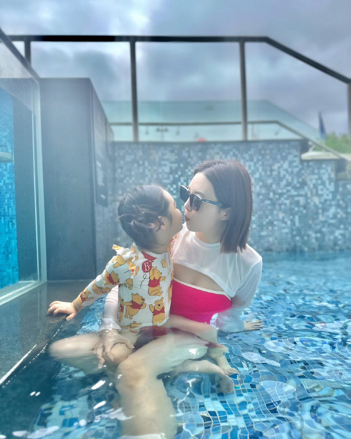 '오상진♥' 김소영, 핫핑크 수영복 자태...인어공주가 따로 없네