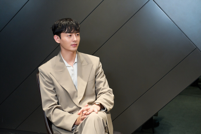 [SC인터뷰] "갑질 논란, 상처 컸지만"…이지훈, '빈틈없는 사이'로 …