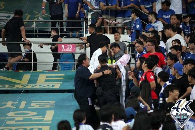 무더위 속 쓰러지는 팬 속출, K리그1 관중석 '건강 주의보'