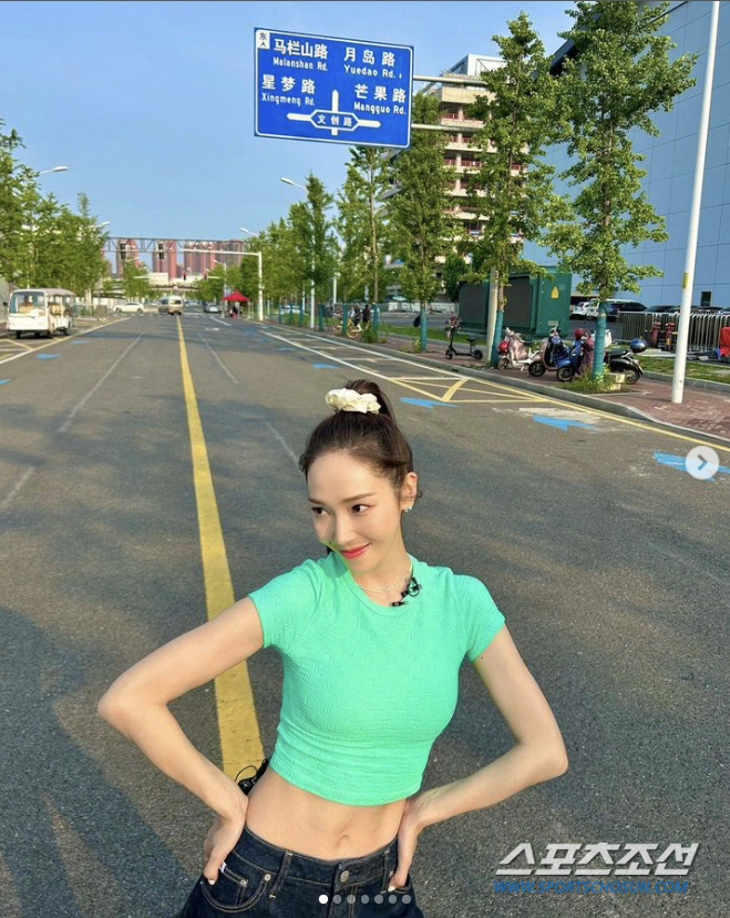 제시카, 中 차도 한복판서 배꼽 노출을? 마이크 줄 보니…