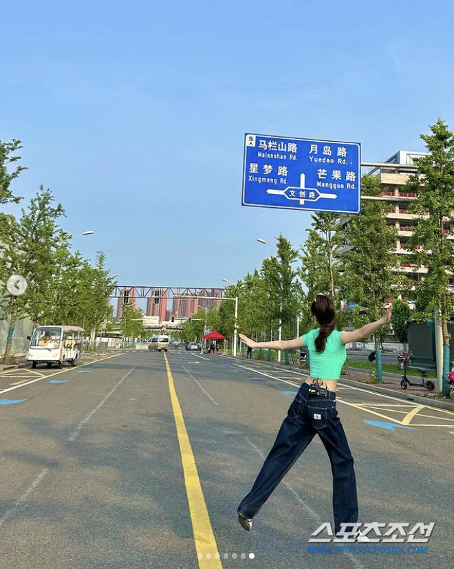제시카, 中 차도 한복판서 배꼽 노출을? 마이크 줄 보니…