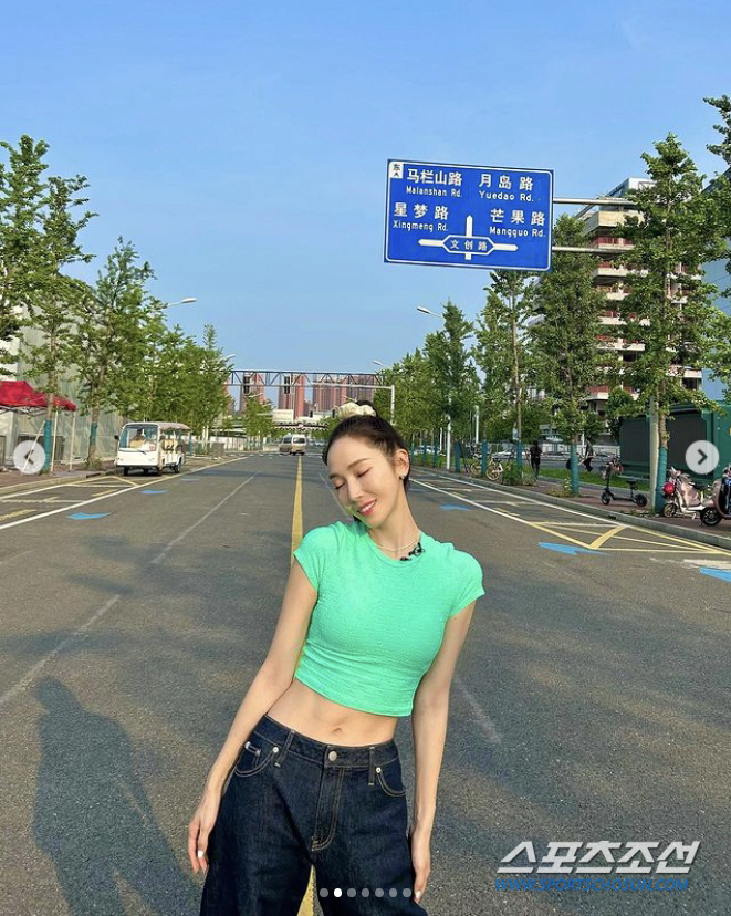 제시카, 中 차도 한복판서 배꼽 노출을? 마이크 줄 보니…