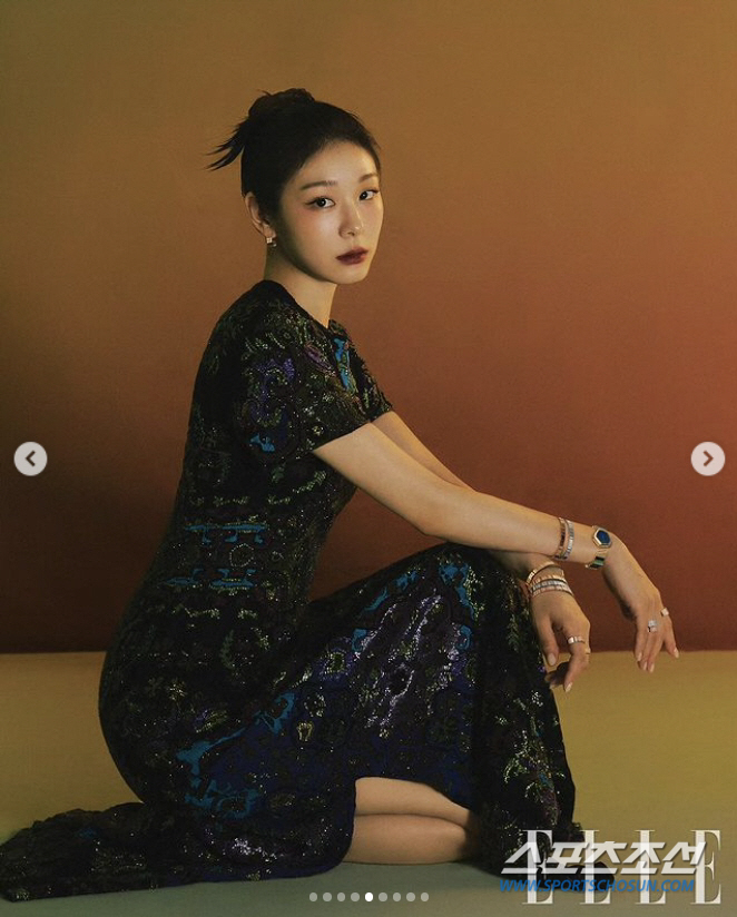 '퀸 연아', 결혼 뒤 과감? 직각 어깨에 진한 화장까지 '팜므파탈' 변…