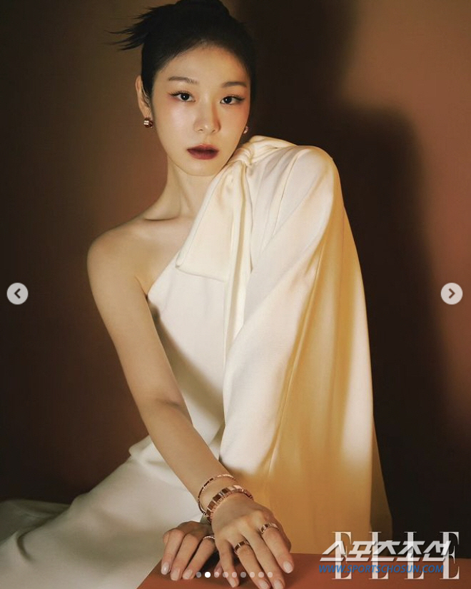'퀸 연아', 결혼 뒤 과감? 직각 어깨에 진한 화장까지 '팜므파탈' 변…
