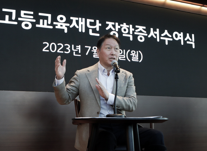 최태원 SK 회장, 한국고등교육재단 장학생에 "글로벌 선도국가 되도록 앞…