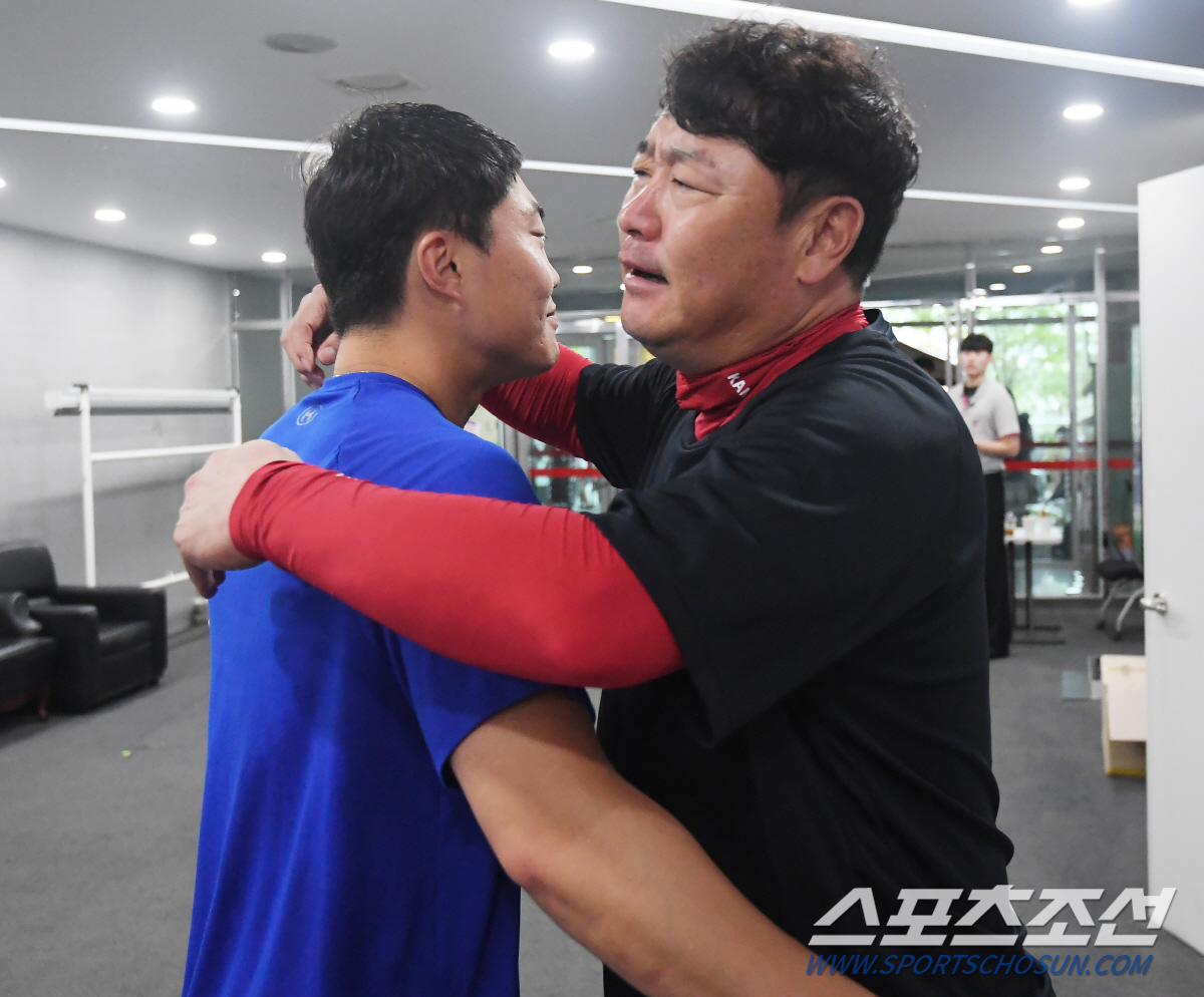 류지혁과 재회한 김종국 감독, 심재학 단장, 그리고 KIA 선수들의 표정…