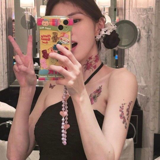 한소희, 전신 타투 지운 줄 알았더니 또? 알고보니 팬서비스로 붙인 '스…