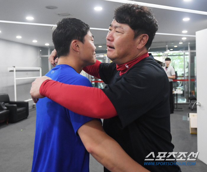 '인격은 헤어질 때 안다' 꽃다발, 유니폼, 액자… 더 중요했던 건 잔향…