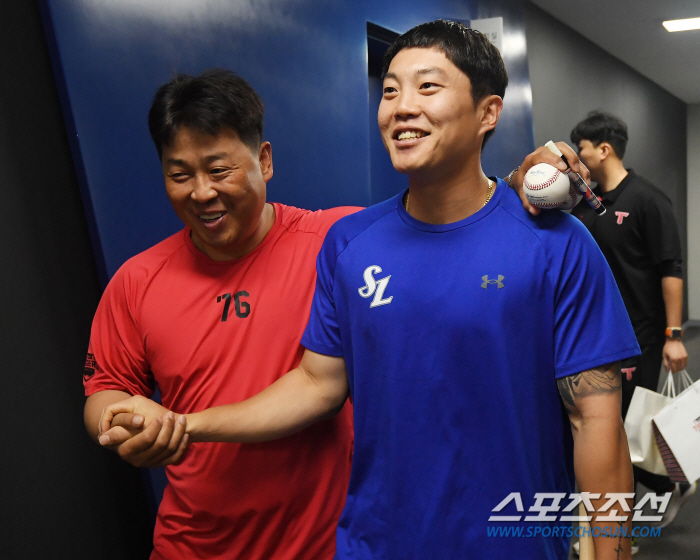 '인격은 헤어질 때 안다' 꽃다발, 유니폼, 액자… 더 중요했던 건 잔향…