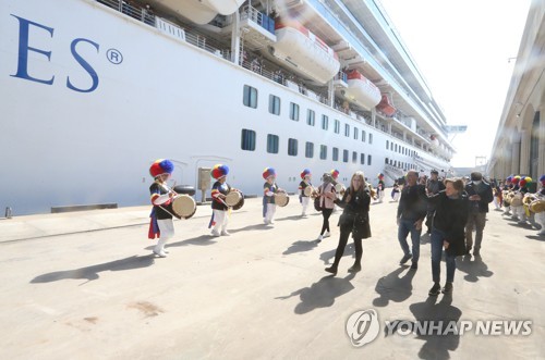(서귀포=연합뉴스) 고성식 기자 = 19일 제주 서귀포시 제주민군복합형관광미항에 11만5천t급 크루즈선인 다이아몬드 프린세스호(11만5천t급) 입항한 가운데 크루즈 승객들이 환영행사가 열리는 주변을 통해 밖으로 나가고 있다. 크루즈선이 제주에 입항하는 것은 2019년 말 이후 3년여만이다. 2023.3.19 koss@yna.co.kr