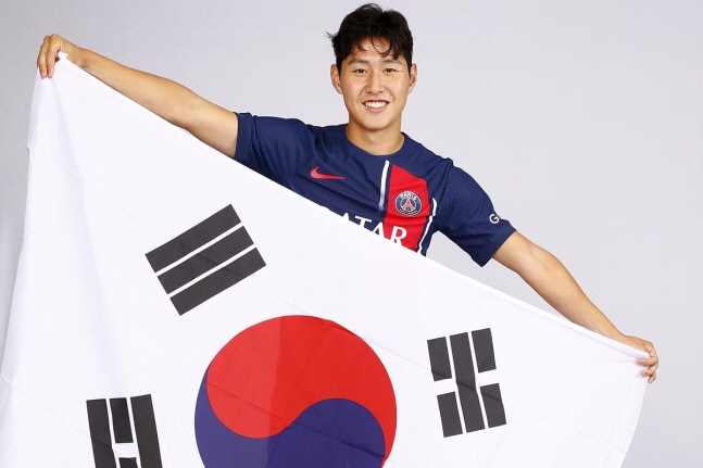 '파리지앵 실감나네' 이강인, 첫 훈련서 네이마르와 '투샷', 현지 언론…