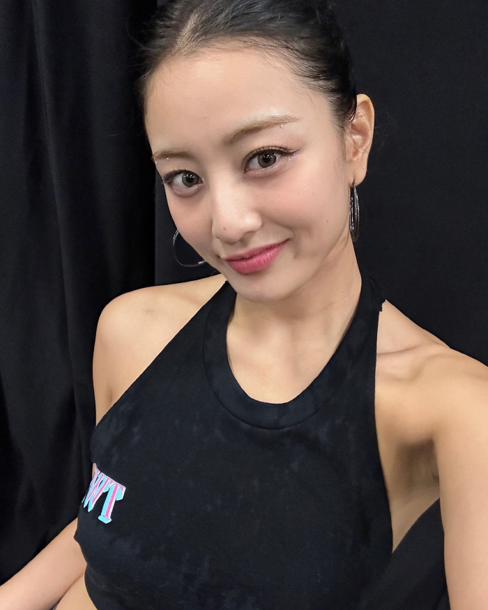 "완벽한 등근육"…트와이스 지효, 운동으로 다져진 '뒤태 미녀' 인증