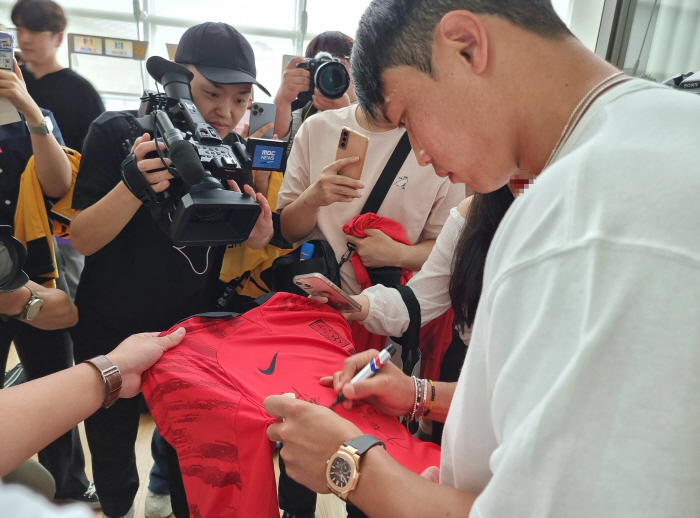 '출국' EPL 세번째 시즌 맞는 황희찬 "부상 없이, 최고의 시즌 만들…