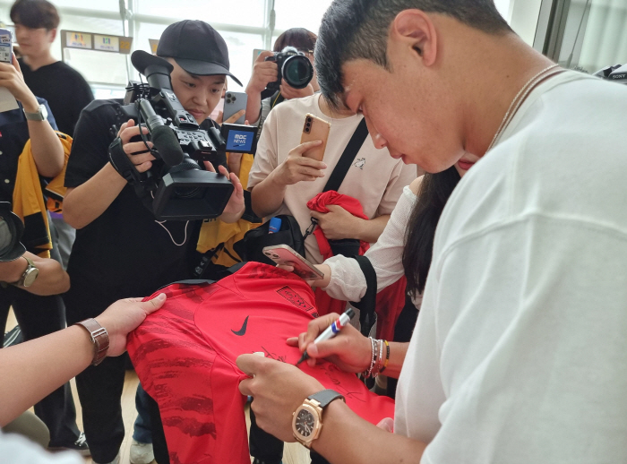 '출국' EPL 세번째 시즌 맞는 황희찬 "부상 없이, 최고의 시즌 만들…