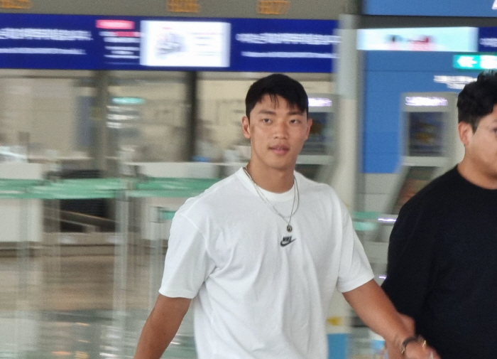 '출국' EPL 세번째 시즌 맞는 황희찬 "부상 없이, 최고의 시즌 만들…