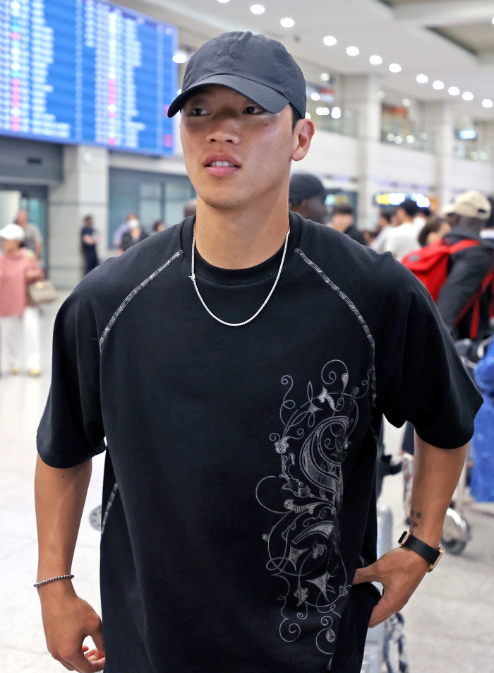 '출국' EPL 세번째 시즌 맞는 황희찬 "부상 없이, 최고의 시즌 만들…