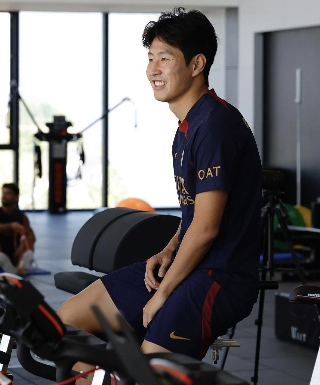 '옆에 네이마르, 앞에 엔리케 감독, 격이 달라진 배경' 이강인의 PSG…