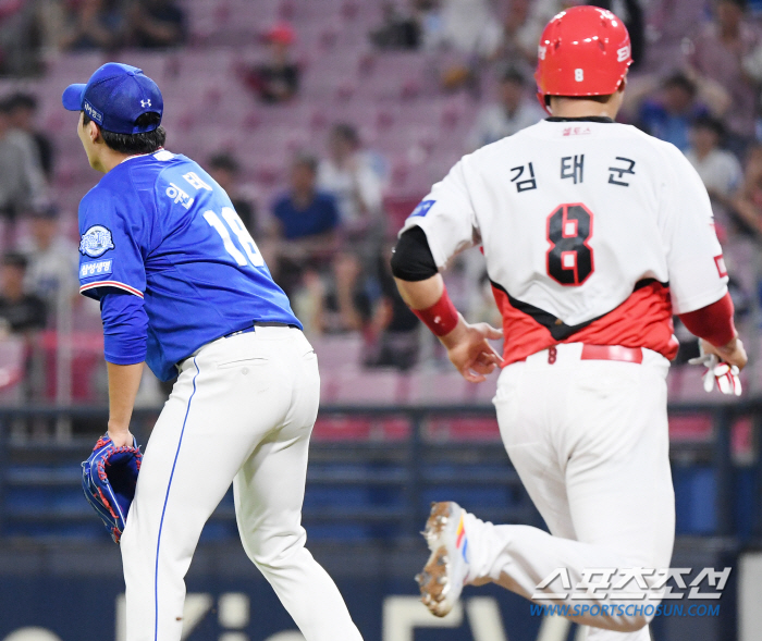 쓰러진 건 원태인, 교체된 건 김지찬...악몽의 5회말, 도대체 삼성에 …