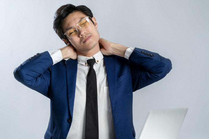 목 아픈게  편두통 때문?…목 통증의 76.5% 두통 발작 연관