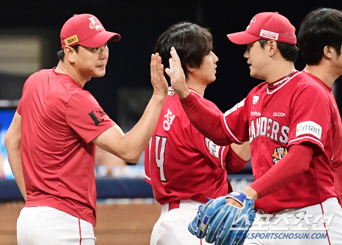 "모두를 깜짝 놀라게 만들었다" '특별 칭찬' 절대 없는 감독이 극찬한 …