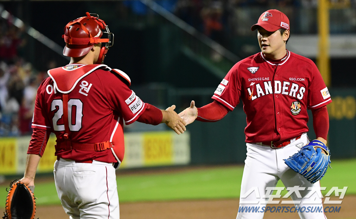 "모두를 깜짝 놀라게 만들었다" '특별 칭찬' 절대 없는 감독이 극찬한 …