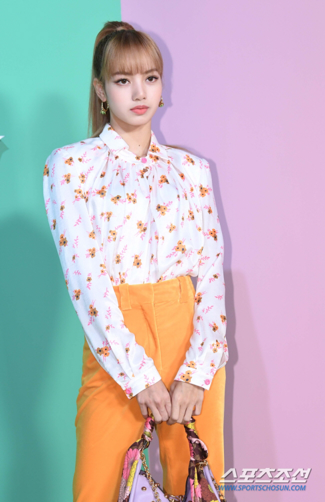 블랙핑크 리사, 세계 2위 부호와 열애설→YG 재계약 논의…주가는 급락 …