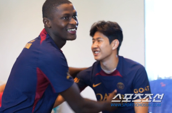 '첫 훈련 맞아?' 이름부터가 '리그앙인' 이강인, 벌써 PSG 동료들과…