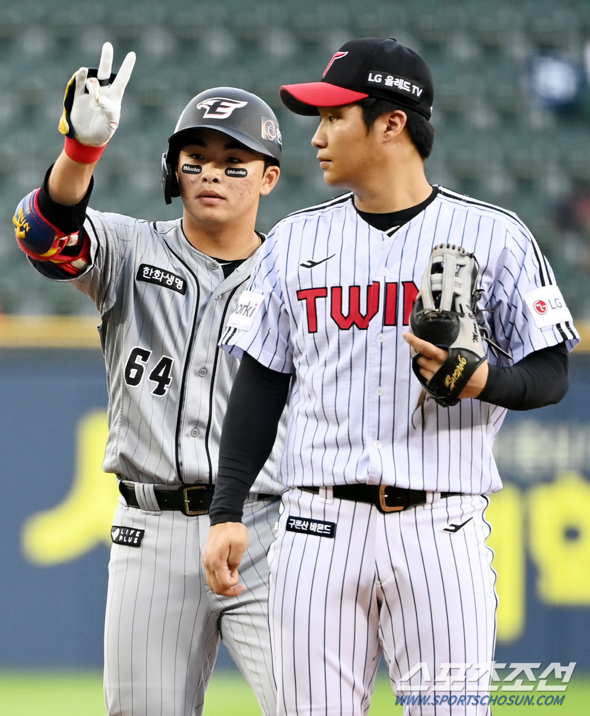 [잠실현장]20세 문동주 7.1이닝 1실점…19세 문현빈 2타점 결승 2…