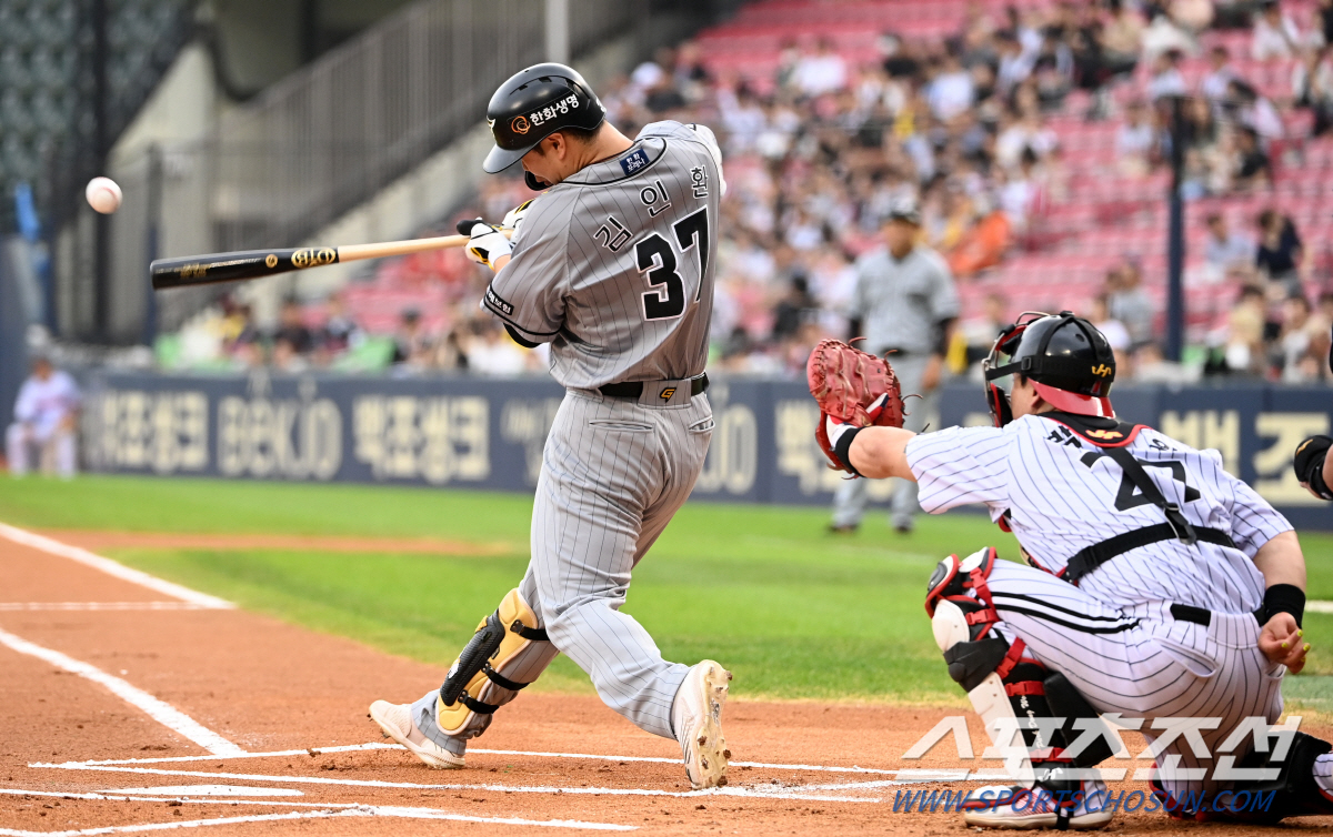 [잠실현장]20세 문동주 7.1이닝 1실점…19세 문현빈 2타점 결승 2…