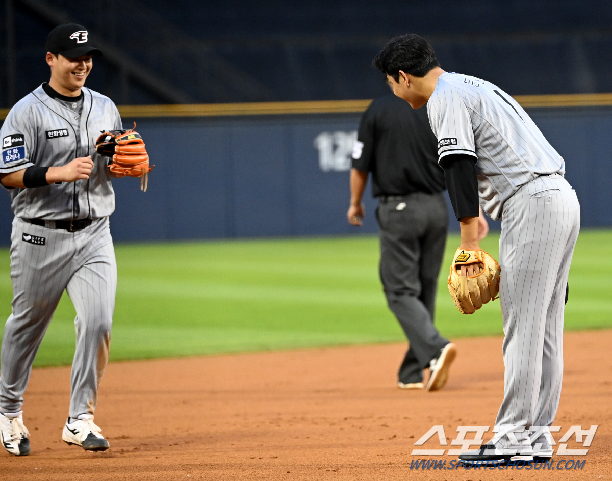 [잠실현장]20세 문동주 7.1이닝 1실점…19세 문현빈 2타점 결승 2…