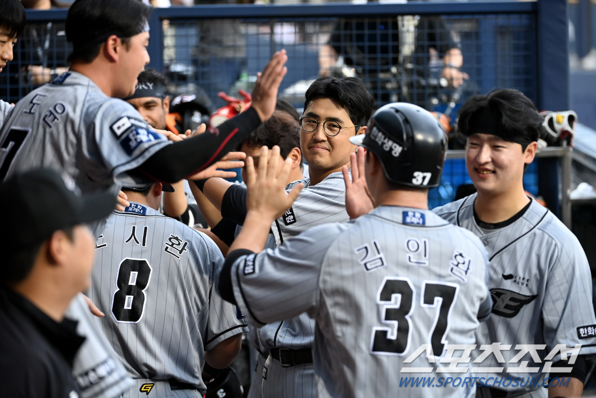 [잠실현장]20세 문동주 7.1이닝 1실점…19세 문현빈 2타점 결승 2…