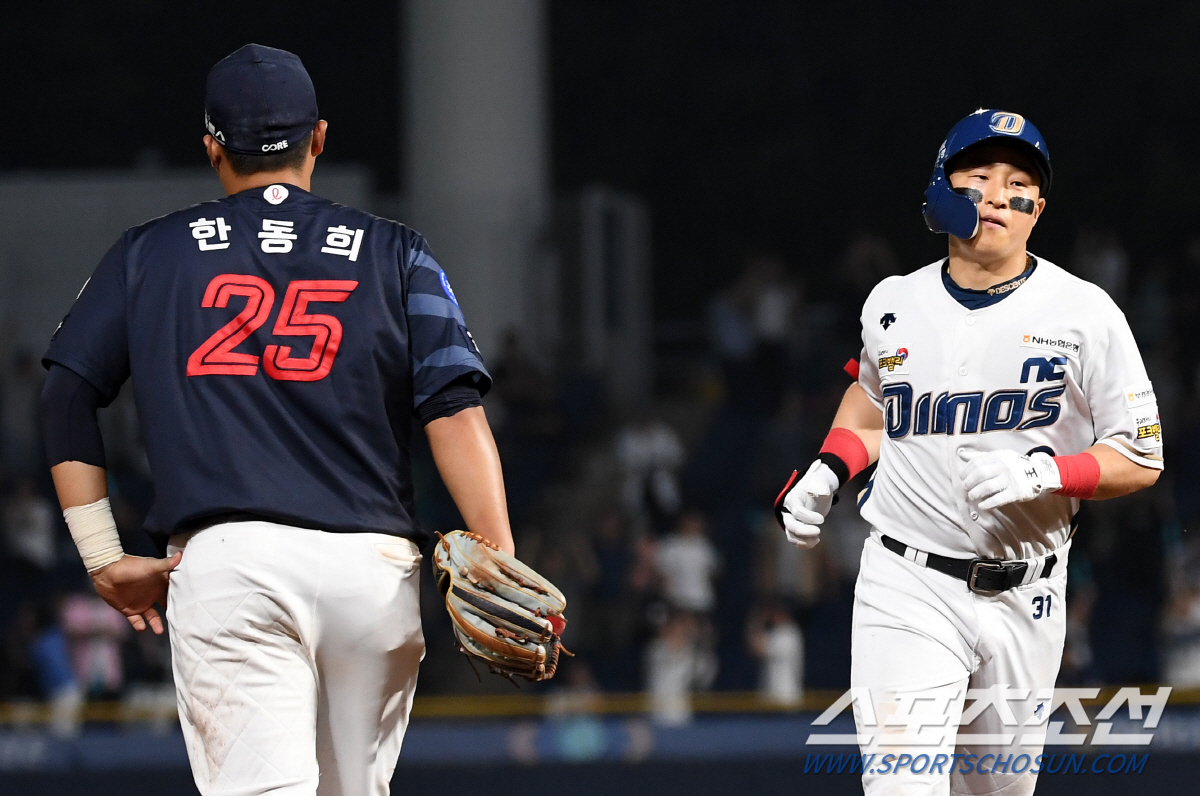 마스크 던진 포수→캐치콜한 3루수→만세…허무하게 놓친 1OUT, 롯데 '…