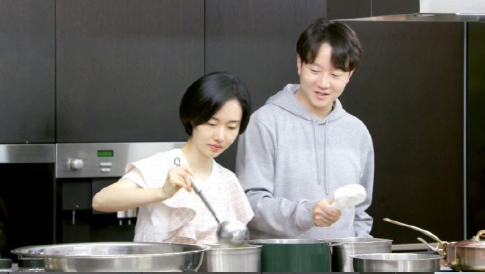 "부르면 3초컷"…'이정현♥' 외과의사 남편, 낭만닥터 순둥매력('편스토…