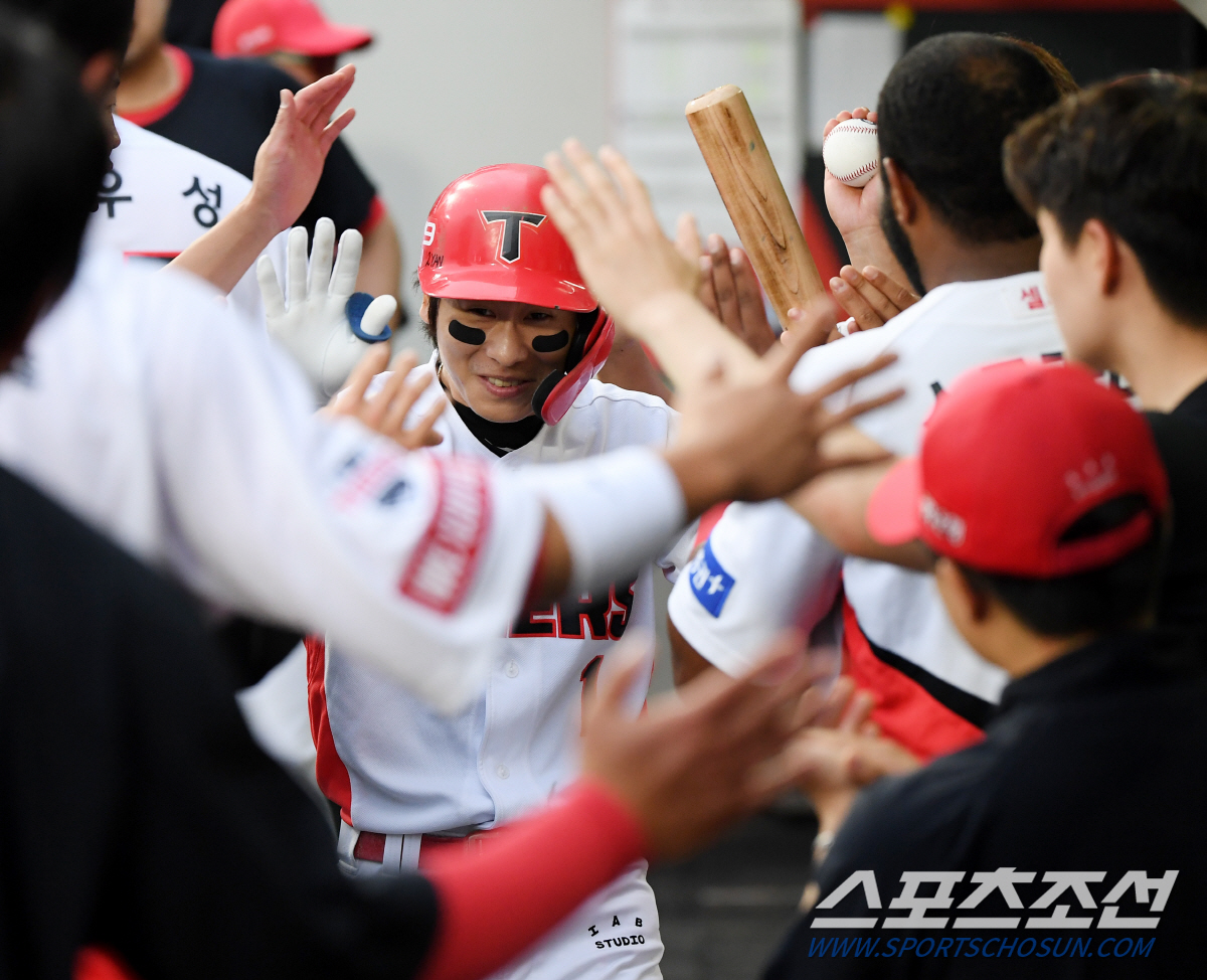 '도발 아닌 경의’ 삼성 벤치 향해 배트 번쩍 든 홈런 타자, 배트 입 …