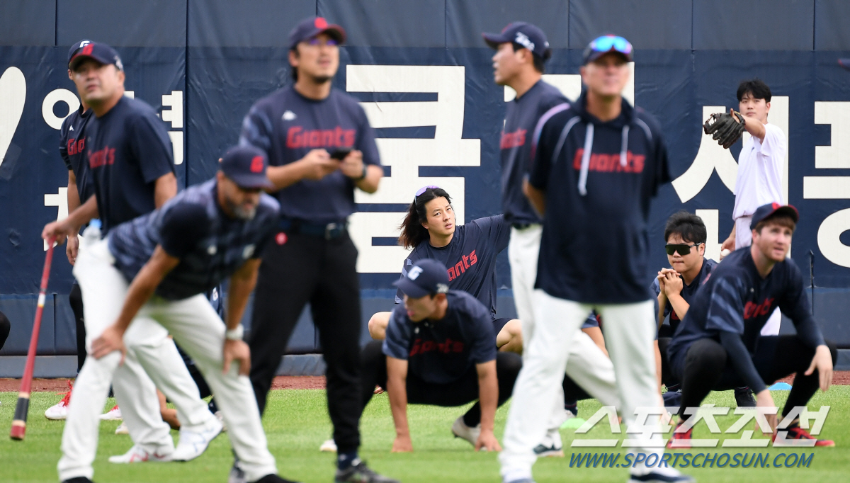 '긴 머리 휘날리며, 독보적인 존재감' 장발 클로저 김원중, 가드 역할 …