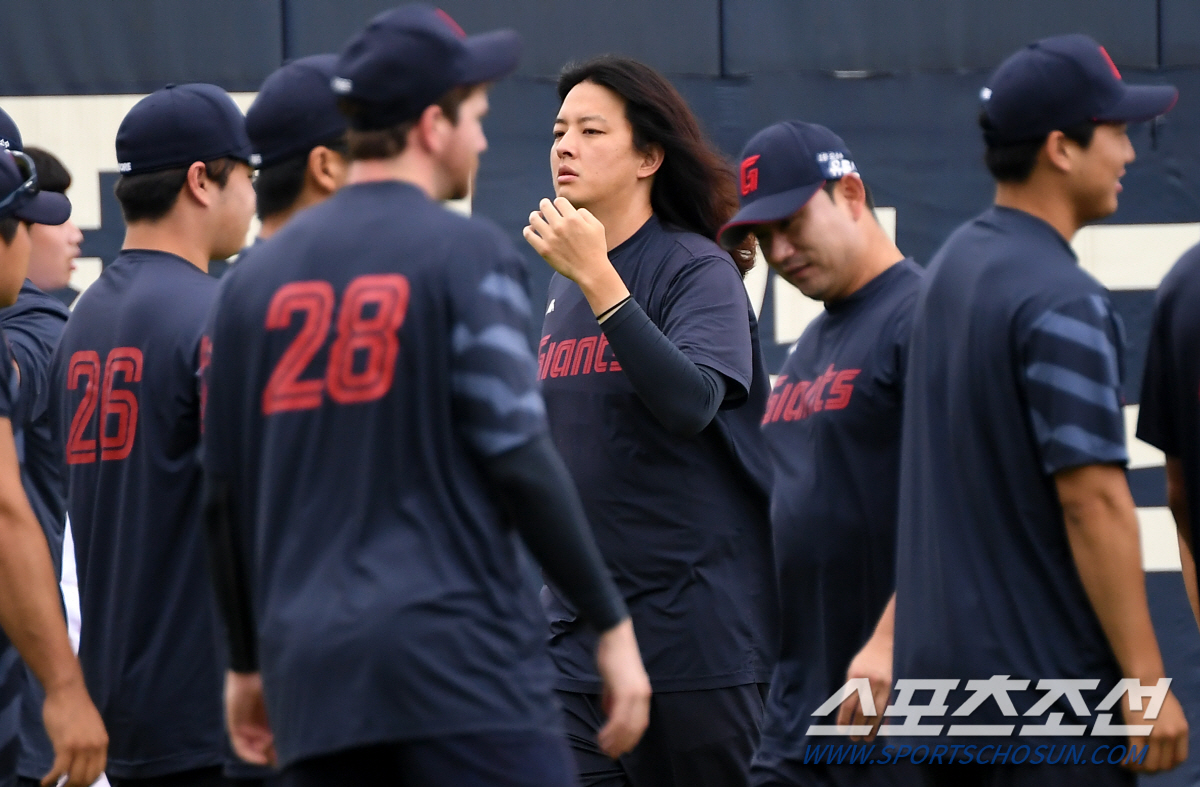 '긴 머리 휘날리며, 독보적인 존재감' 장발 클로저 김원중, 가드 역할 …