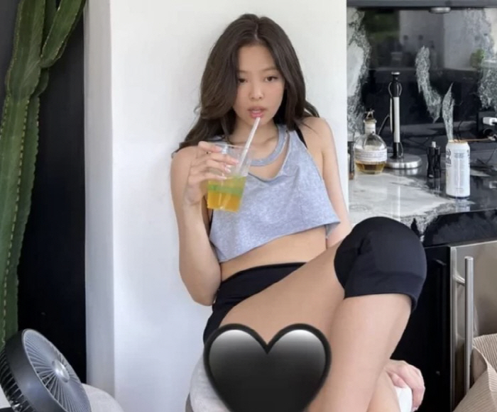 블랙핑크 제니, 선정성 논란 의식했나…'하트'로 막은 노출