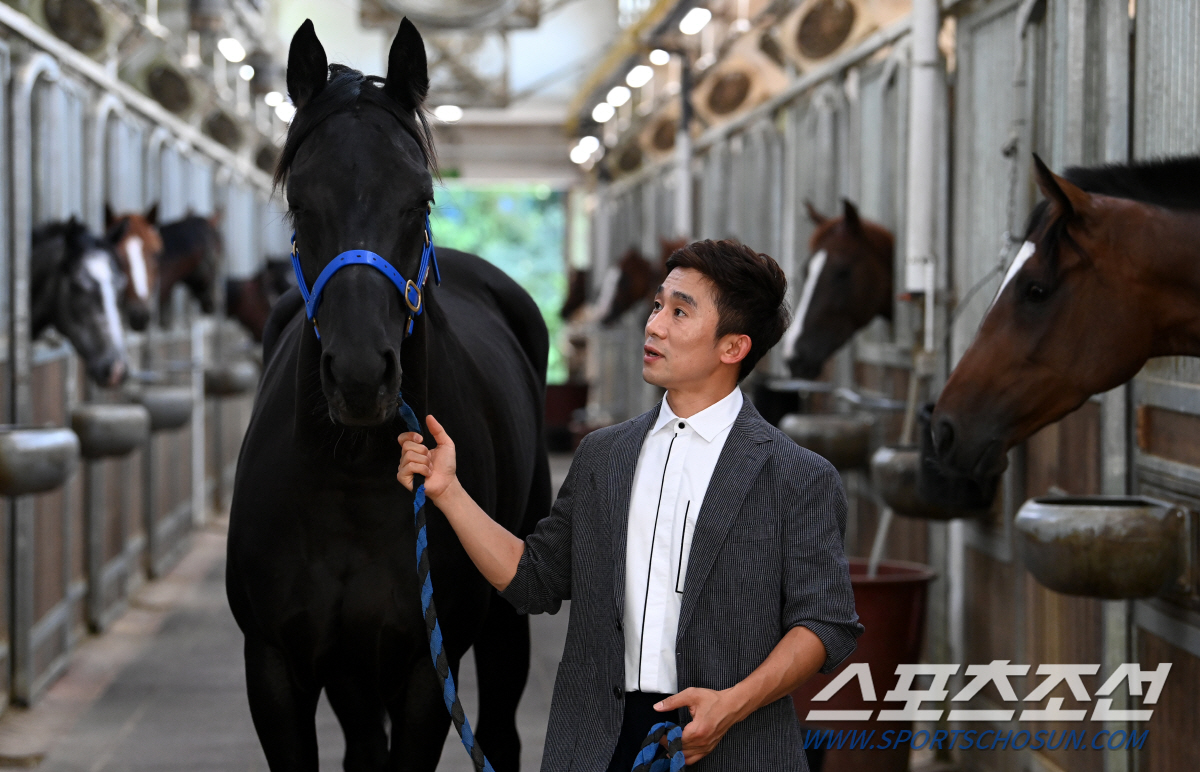 [경마]통산 800승 영예기수→초보 조교사, 함완식 조교사의 '초강대국 …