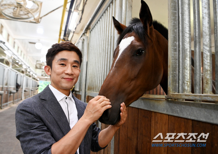 [경마]통산 800승 영예기수→초보 조교사, 함완식 조교사의 '초강대국 …