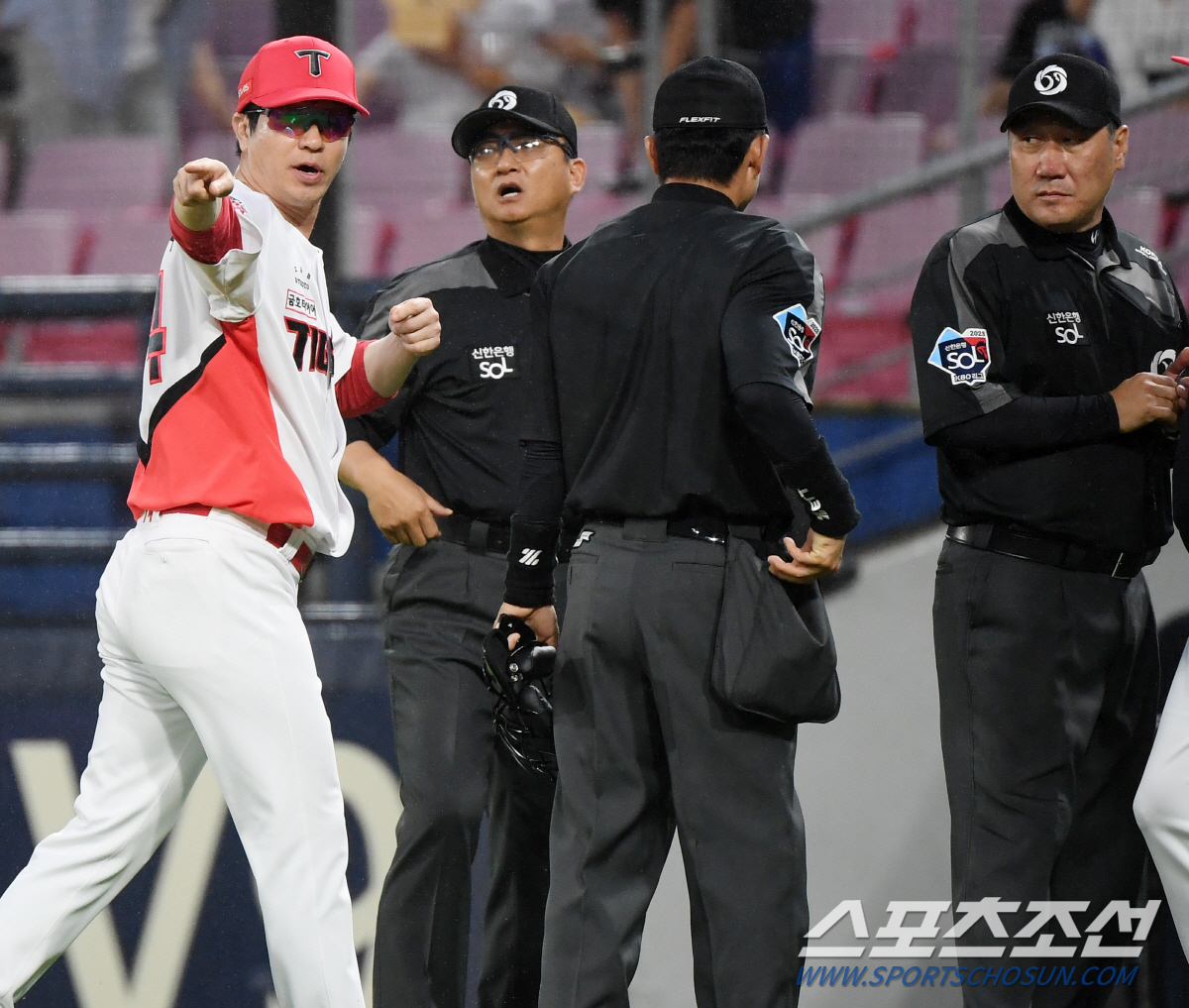 '라인 안쪽으로 뛰었잖아요' 김종국 감독, 또 VR 판독 격렬 항의 퇴장…