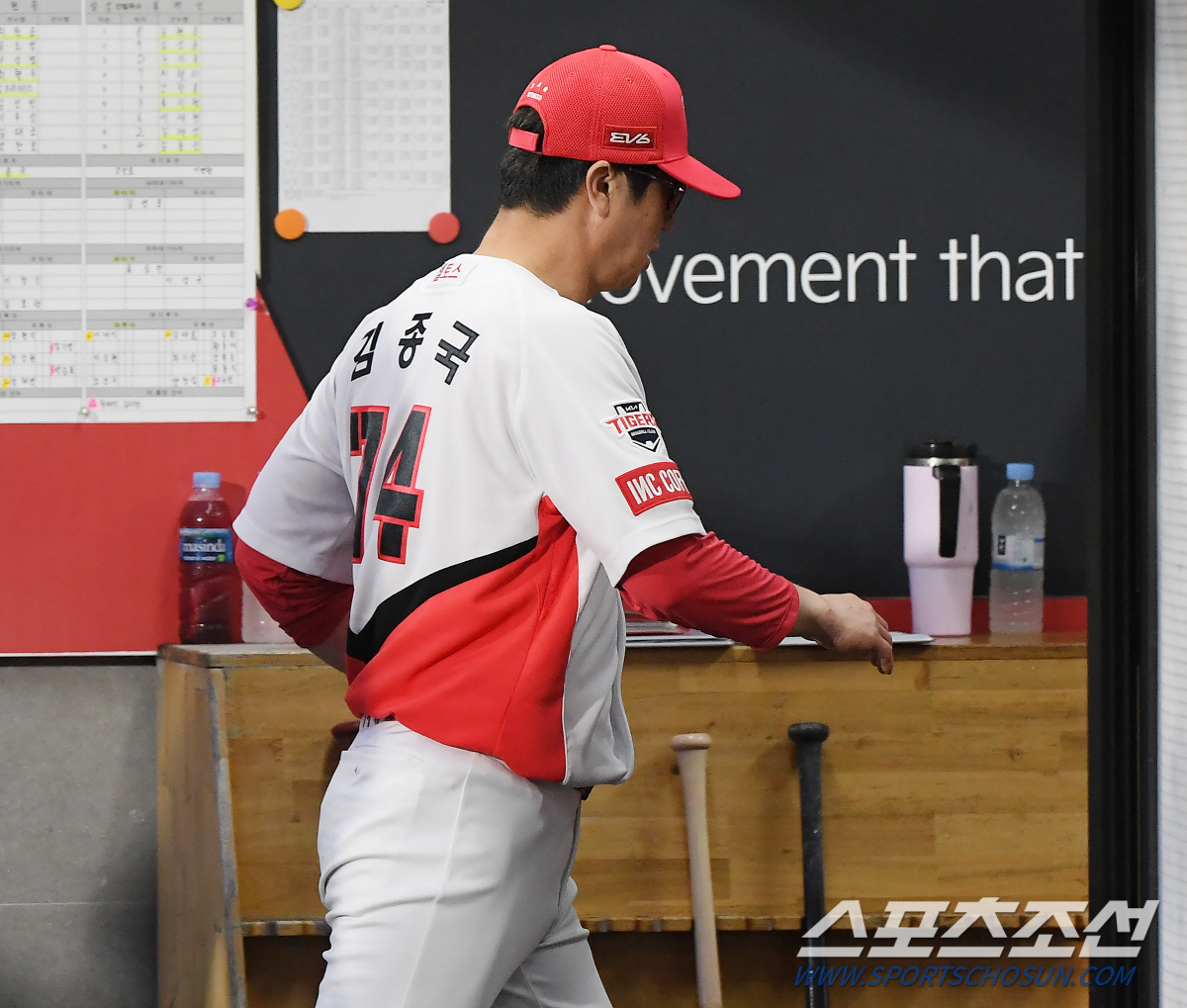 '라인 안쪽으로 뛰었잖아요' 김종국 감독, 또 VR 판독 격렬 항의 퇴장…